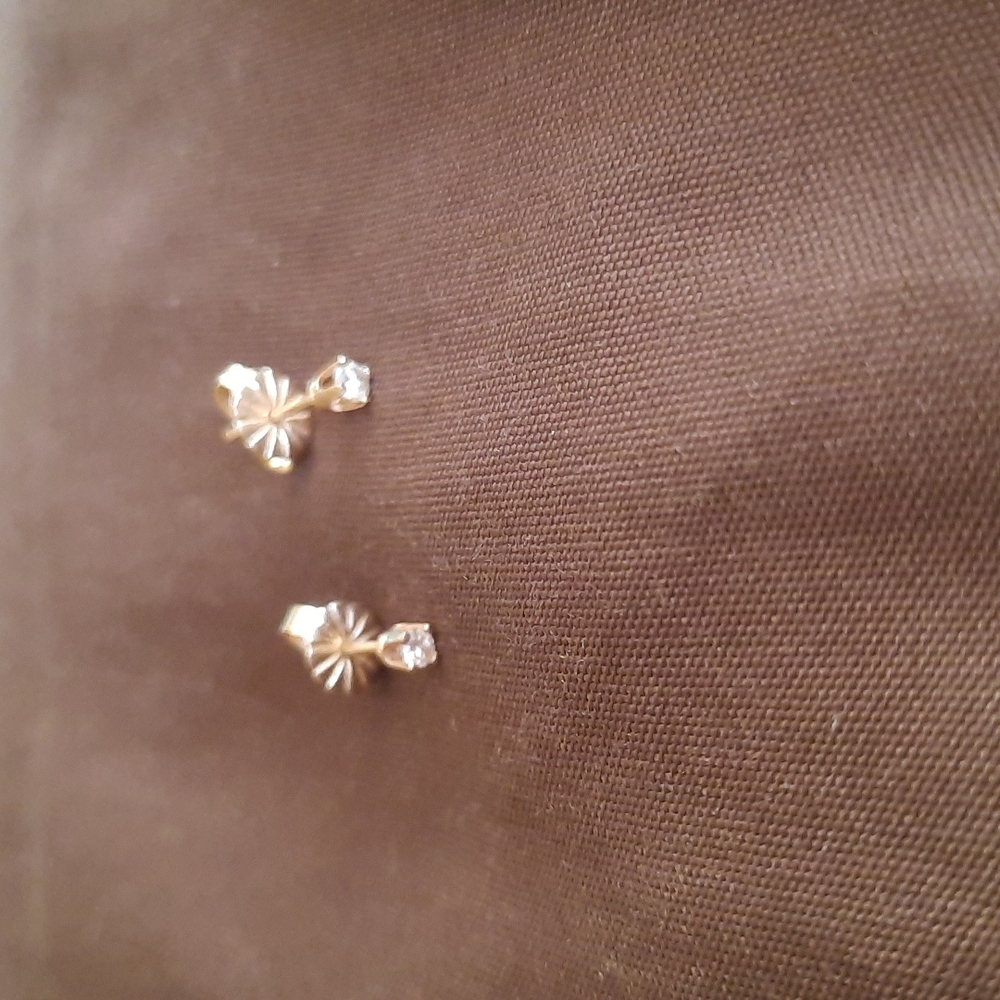 14kt gold diamond stud earrings